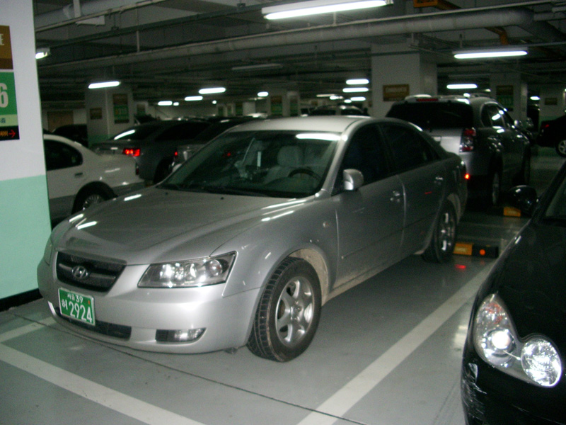같은 주유소, 같은 기름 — 카드 한 장이 가격을 바꿉니다. 사진: Wikimedia Commons (CC BY-SA 2.0)