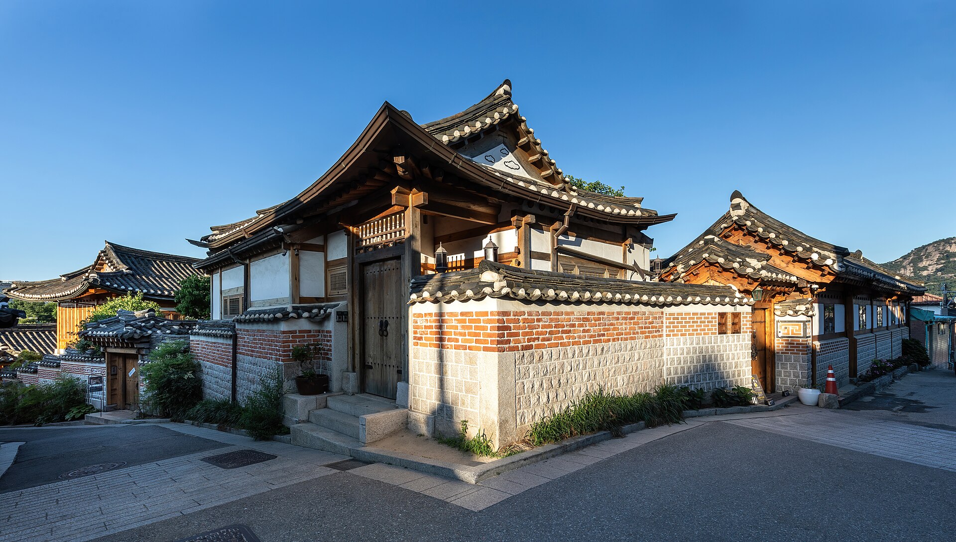 북촌 한옥마을의 집들 — 주택연금